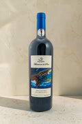 Botella de vino tinto Mascarone de Proa de Wellnex con etiqueta ilustrada sobre fondo neutro