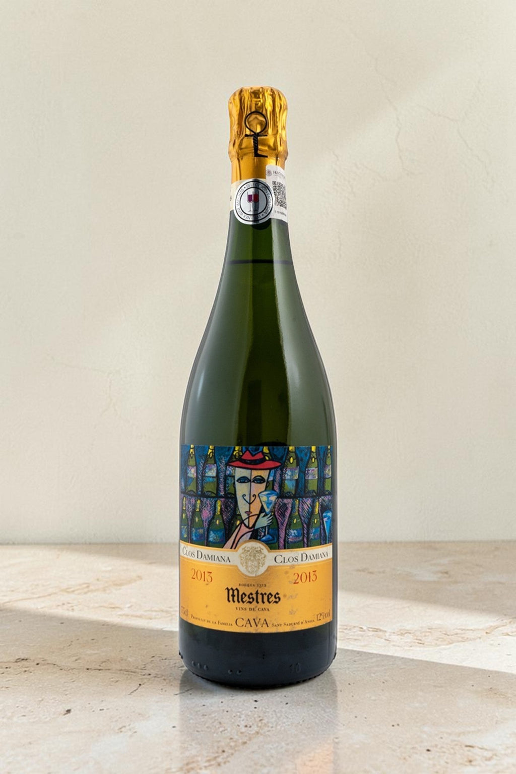 Botella de cava Wellnex Mestres Clos Damiana 2015 con etiqueta artística sobre fondo neutro