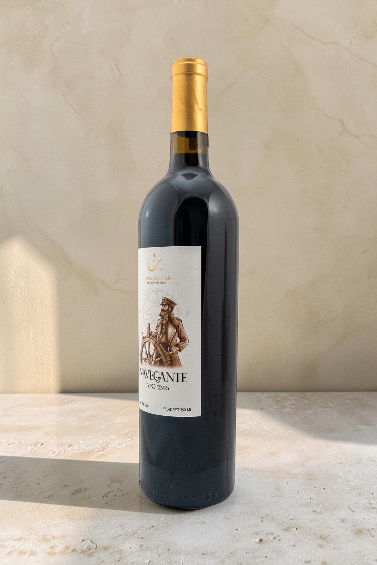 Botella de vino tinto Wellnex Navegante con etiqueta ilustrada de un capitán sobre fondo neutro