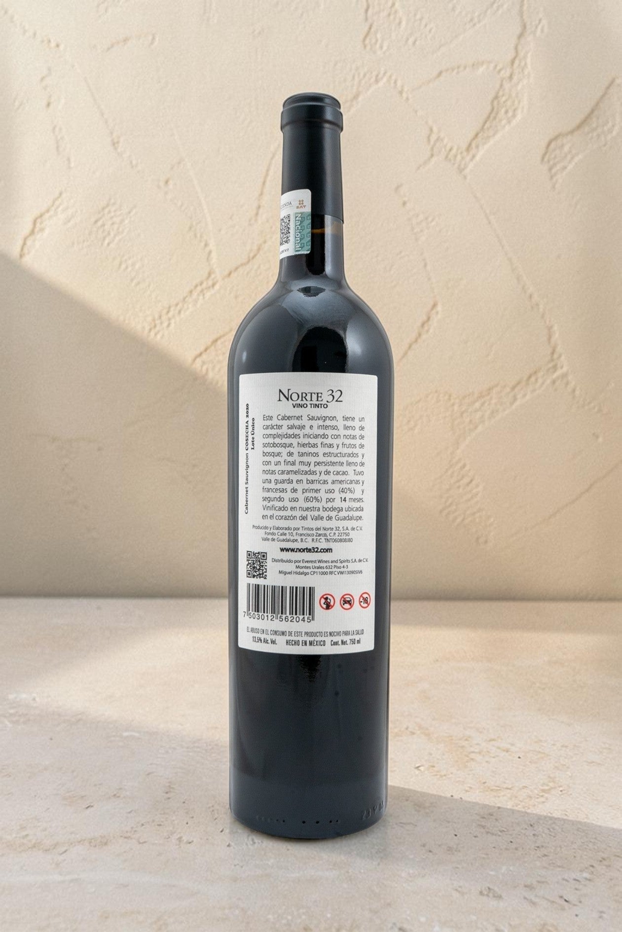 Botella de vino tinto Wellnex Norte 32 Etiqueta Blanca con etiqueta trasera informativa sobre fondo neutro