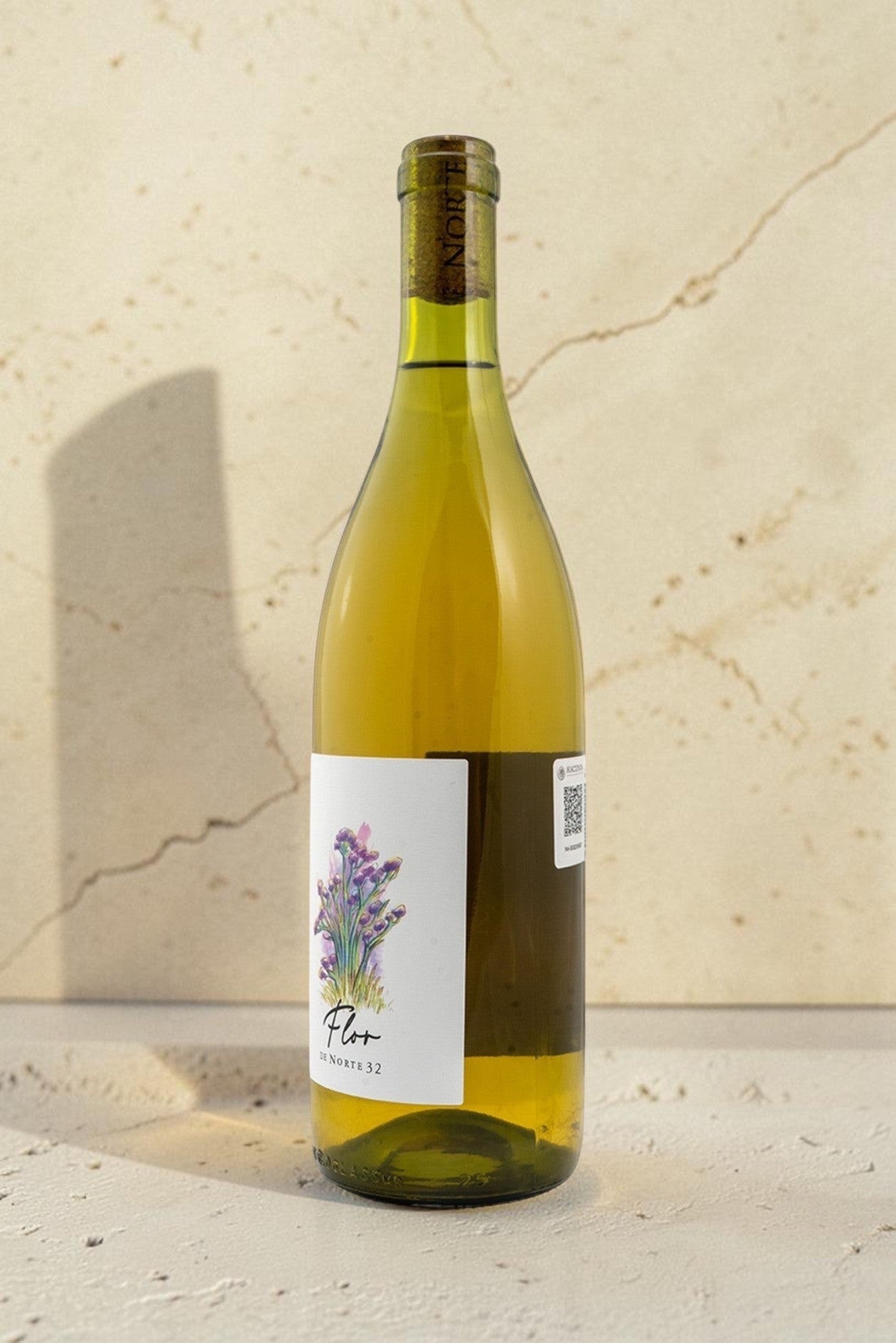 Botella de vino blanco Wellnex Norte 32 Flor con etiqueta ilustrada de flores sobre fondo de piedra natural