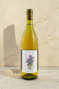 Botella de vino blanco Wellnex Norte 32 Flor con etiqueta ilustrada de flores sobre fondo de piedra beige.