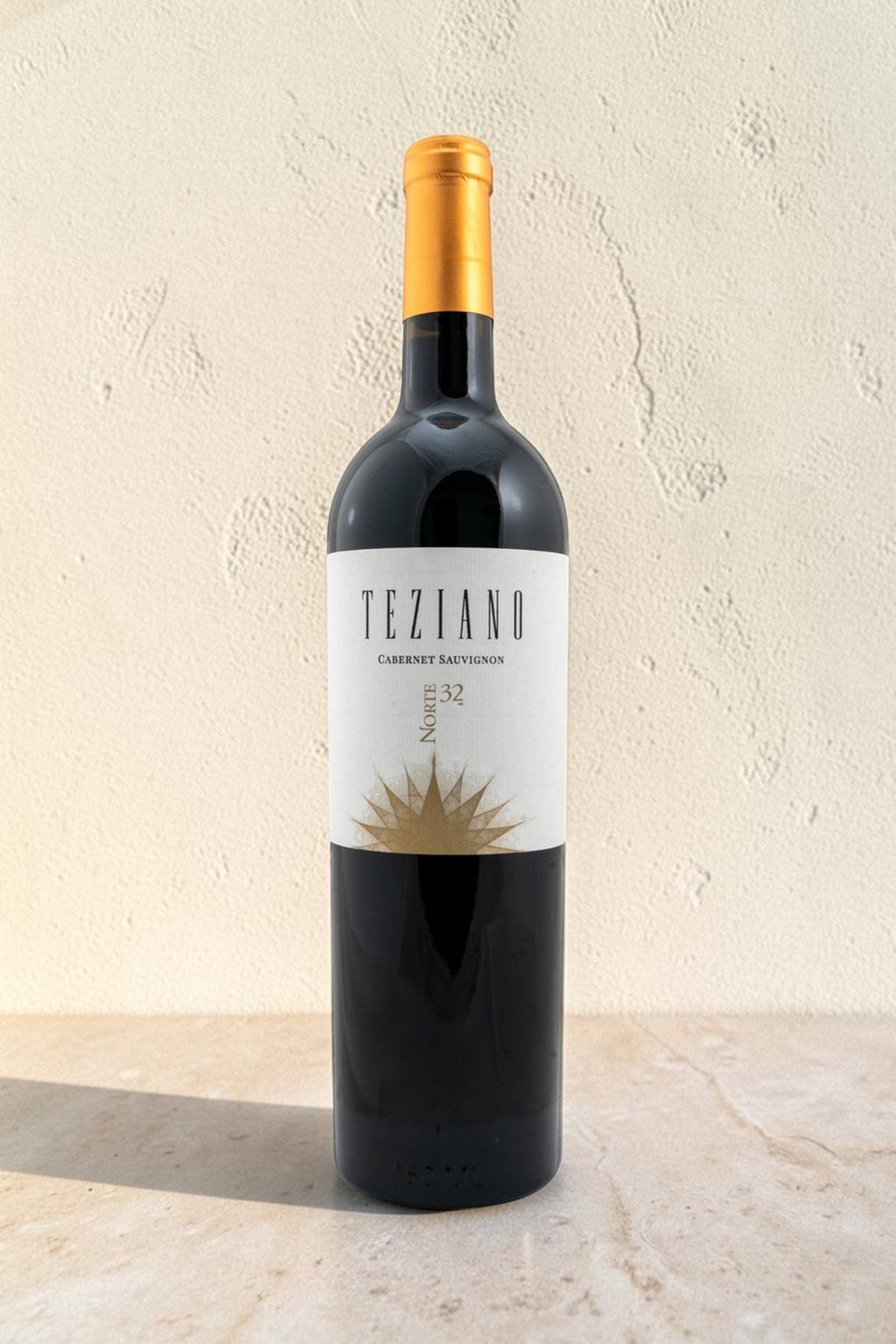 Botella de vino tinto Wellnex Norte 32 Teziano Cabernet Sauvignon con etiqueta elegante sobre fondo neutro