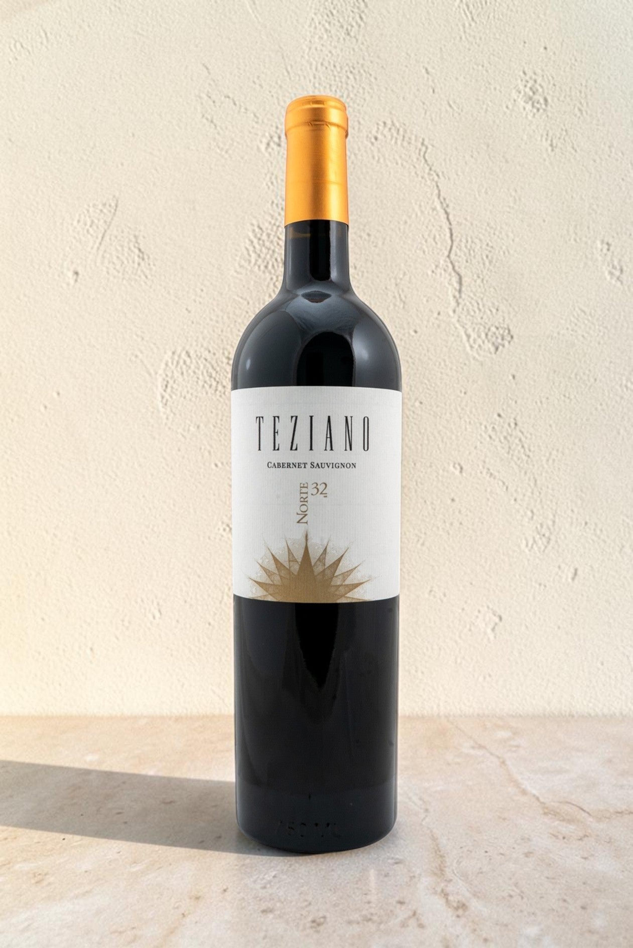 Botella de vino tinto Wellnex Norte 32 Teziano Cabernet Sauvignon con etiqueta elegante sobre fondo neutro