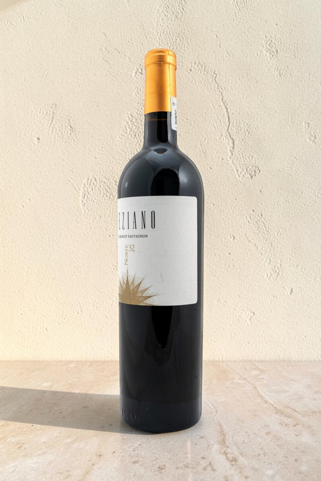 Botella de vino tinto Wellnex Norte 32 Teziano con etiqueta elegante y cápsula dorada sobre fondo neutro.