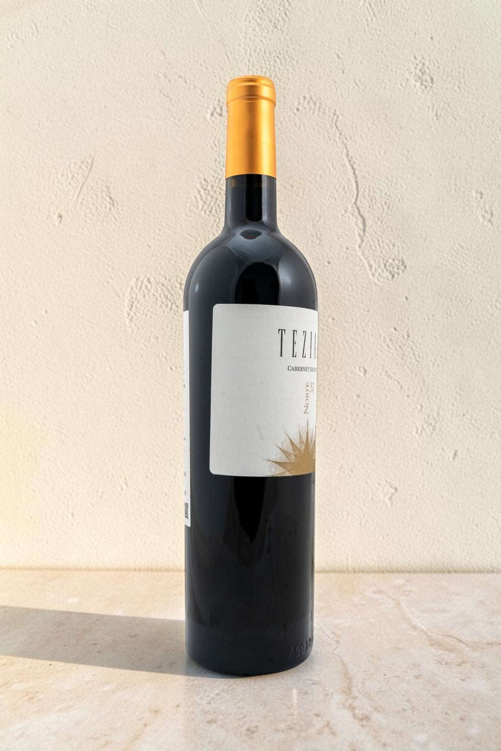Botella de vino tinto Wellnex Norte 32 Teziano con etiqueta elegante y cápsula dorada sobre fondo neutro