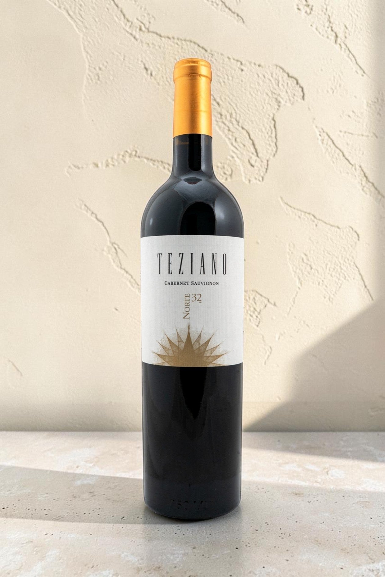 Botella de vino tinto Wellnex Norte 32 Teziano Cabernet Sauvignon con etiqueta elegante sobre fondo neutro