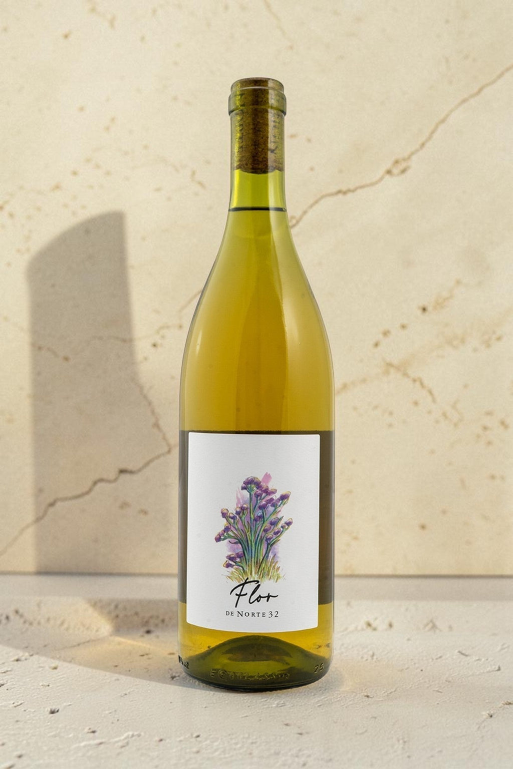 Botella de vino blanco Wellnex Norte 32 Flor de color amarillo dorado con etiqueta ilustrada de flores moradas