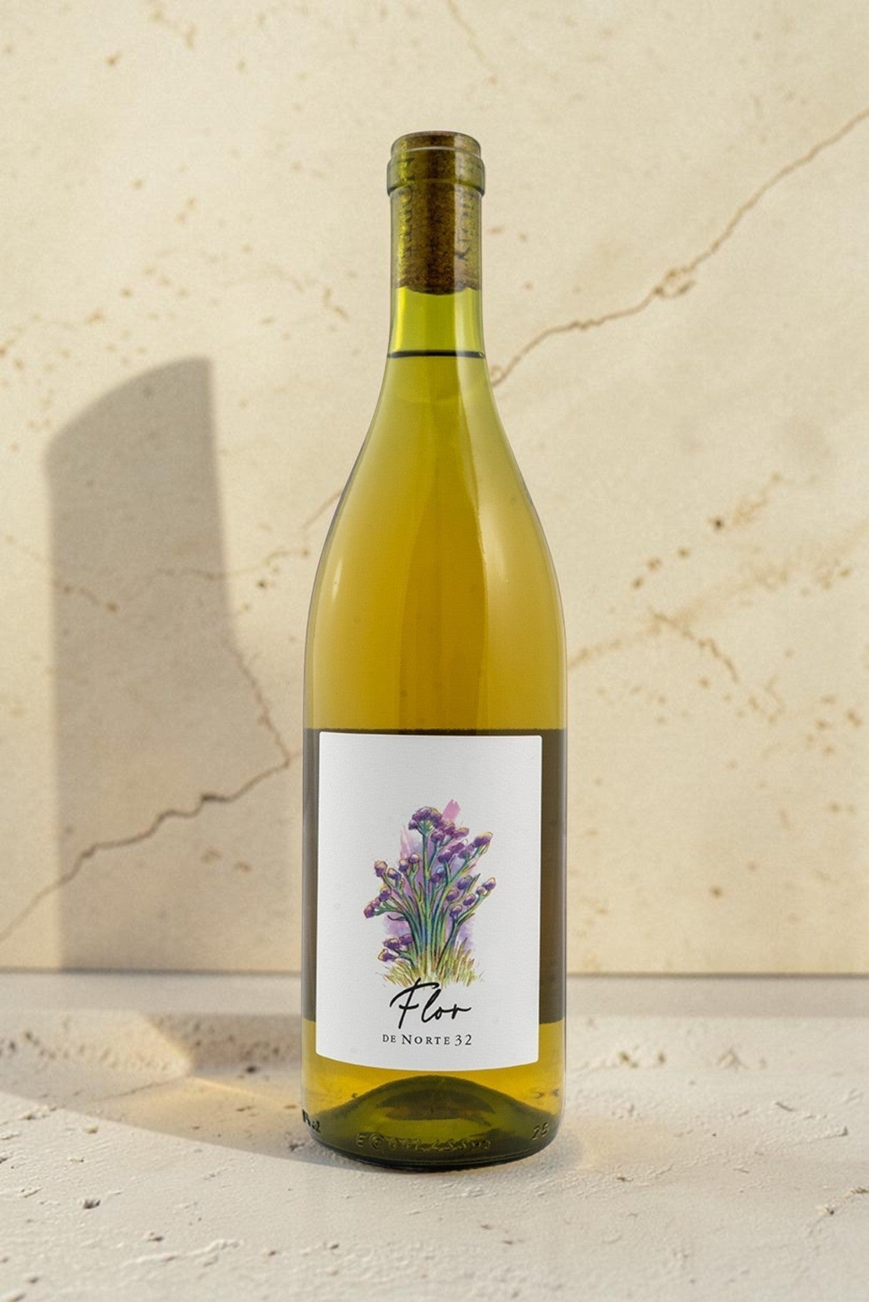 Botella de vino blanco Wellnex Norte 32 Flor de color amarillo dorado con etiqueta ilustrada de flores moradas