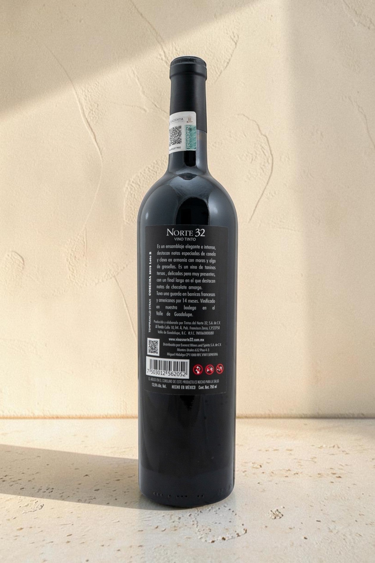 Botella de vino tinto Wellnex Norte 32 Etiqueta Negra con etiqueta trasera detallada sobre fondo neutro