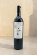 Botella de vino tinto Wellnex Norte 32 Etiqueta Blanca con diseño elegante sobre fondo neutro