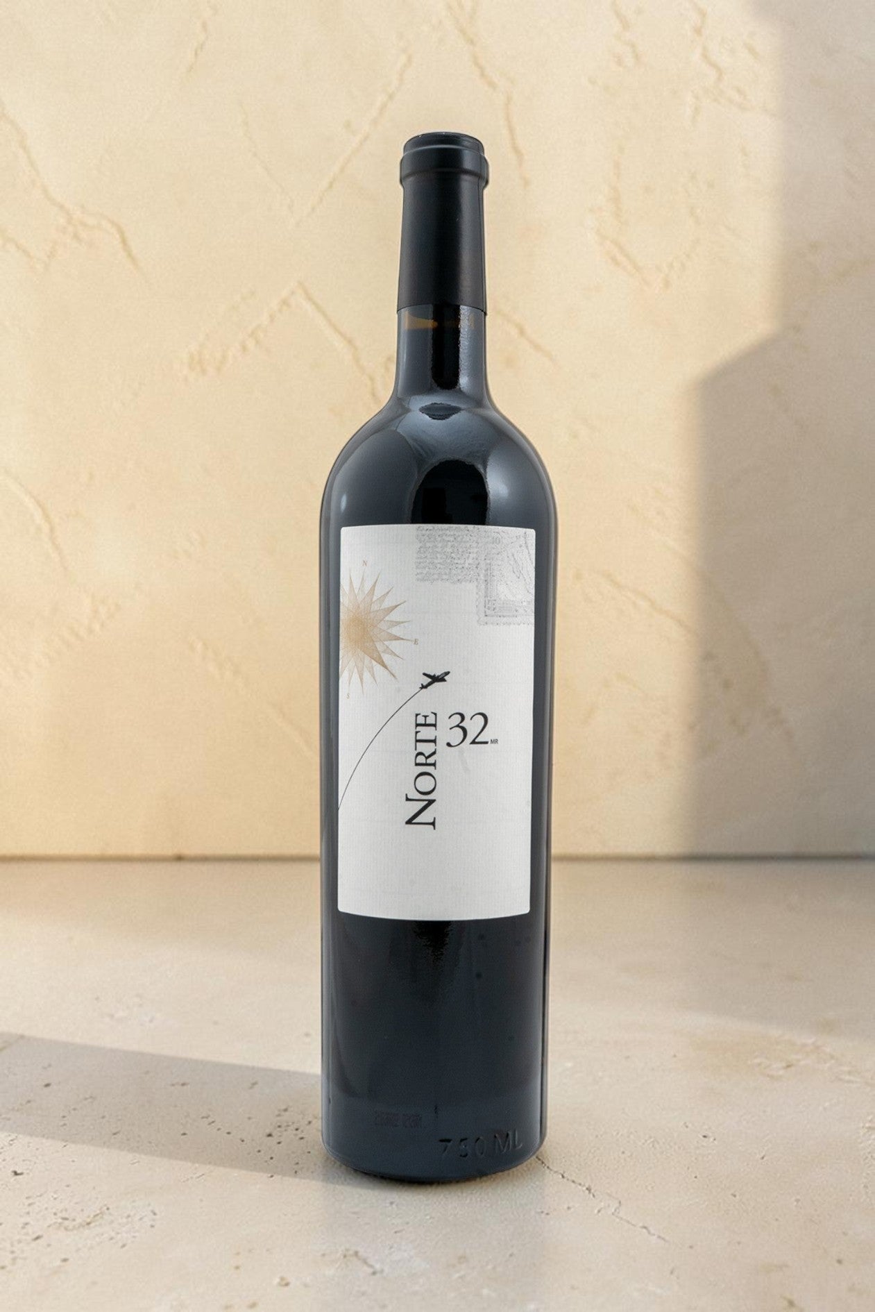 Botella de vino tinto Wellnex Norte 32 Etiqueta Blanca con diseño elegante sobre fondo neutro