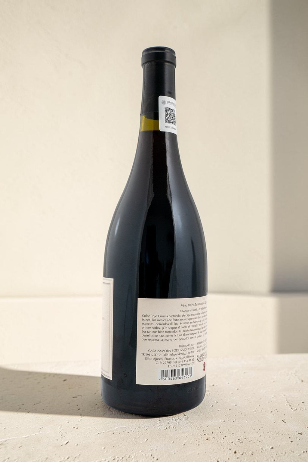 Botella de vino tinto Pescador de Wellnex con etiqueta detallada sobre fondo neutro