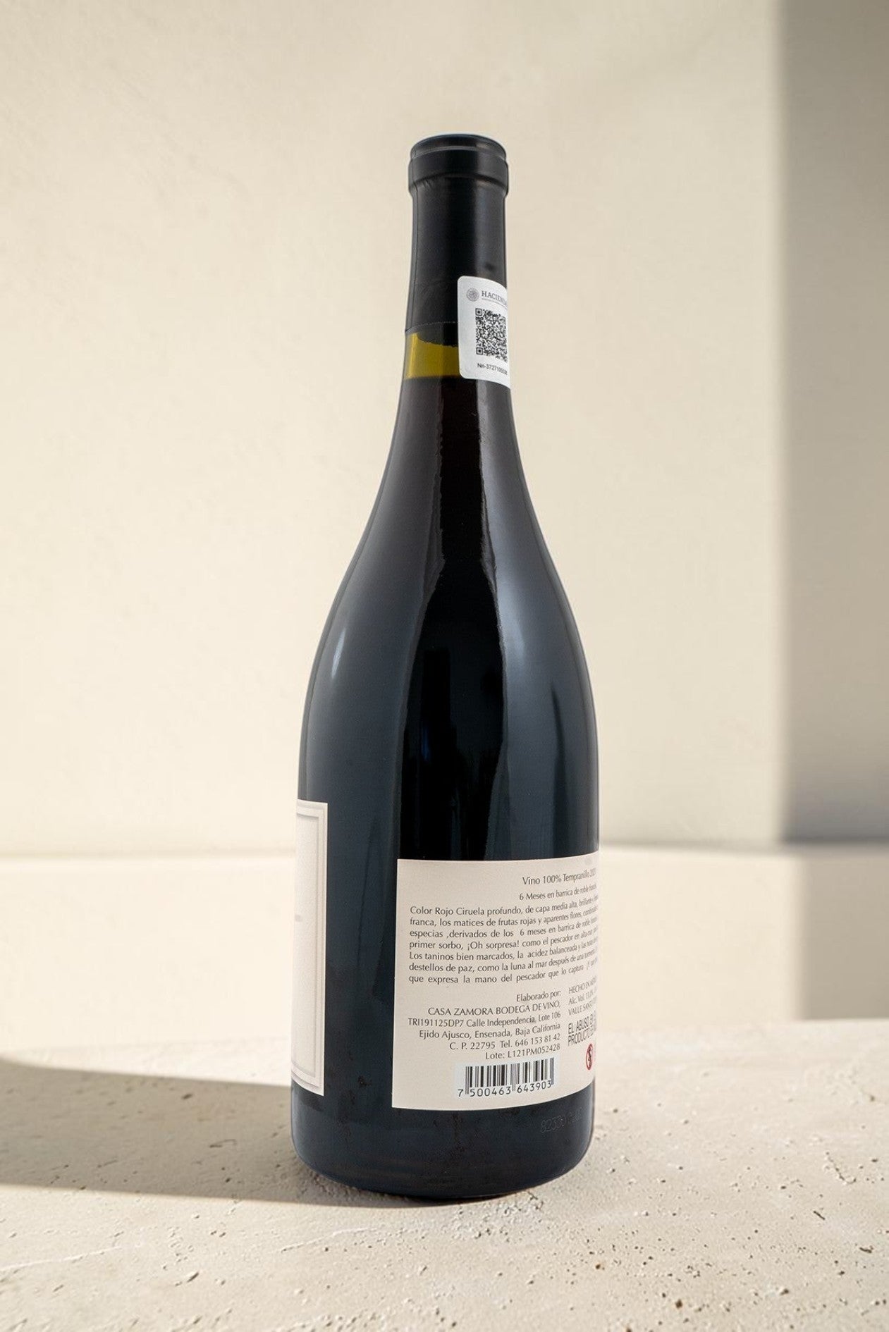 Botella de vino tinto Pescador de Wellnex con etiqueta detallada sobre fondo neutro
