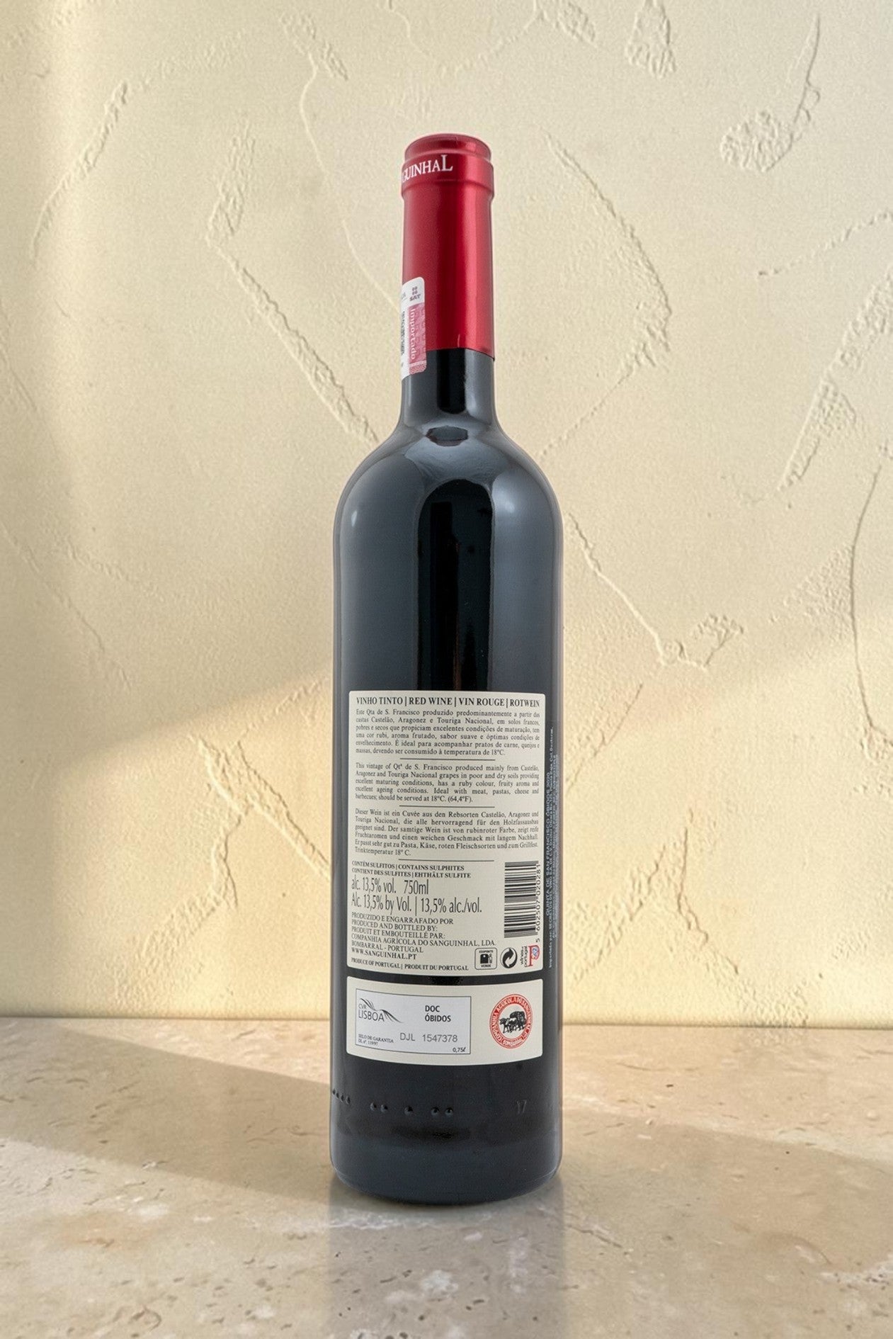 Etiqueta trasera de la botella de vino tinto Wellnex QTA San Francisco Obidos con detalles técnicos y descripción