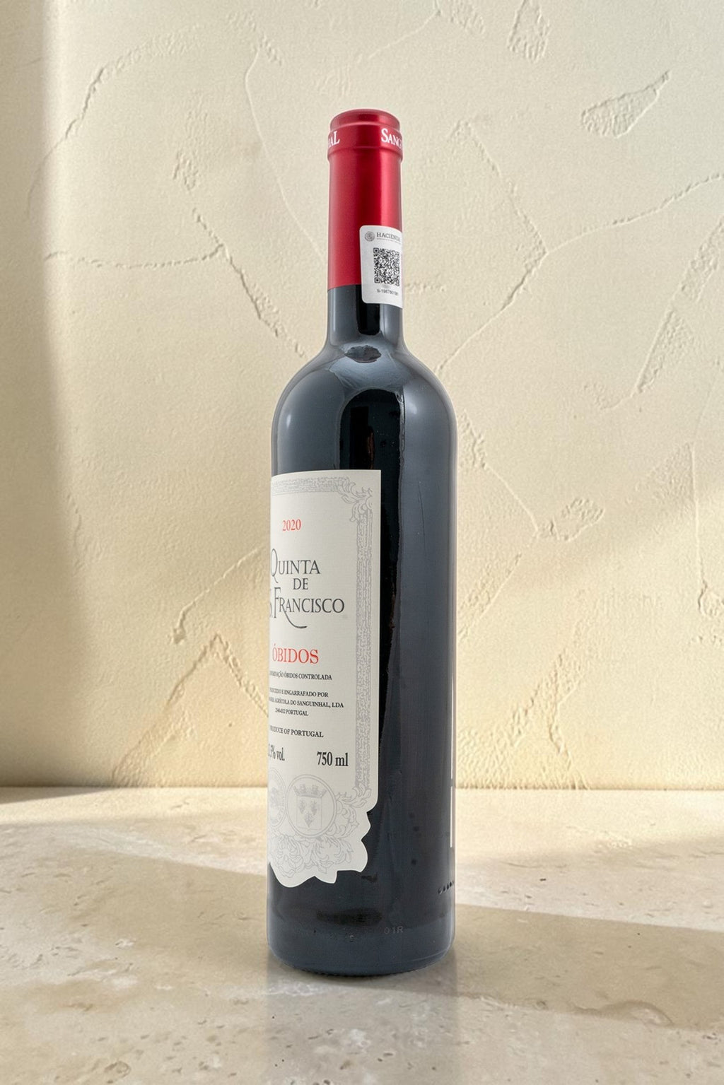 Botella de vino tinto Wellnex QTA San Francisco Obidos 2020 con etiqueta clásica y cápsula roja sobre fondo neutro