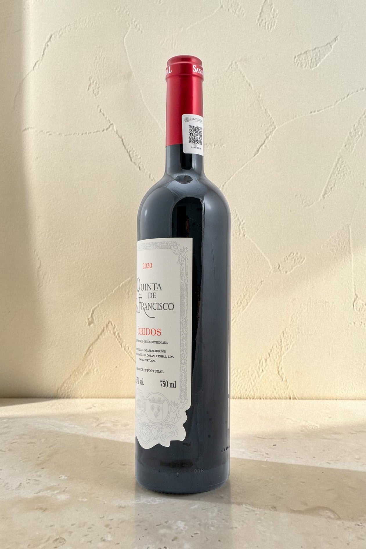 Botella de vino tinto Wellnex QTA San Francisco Obidos 2020 con etiqueta clásica y cápsula roja sobre fondo neutro