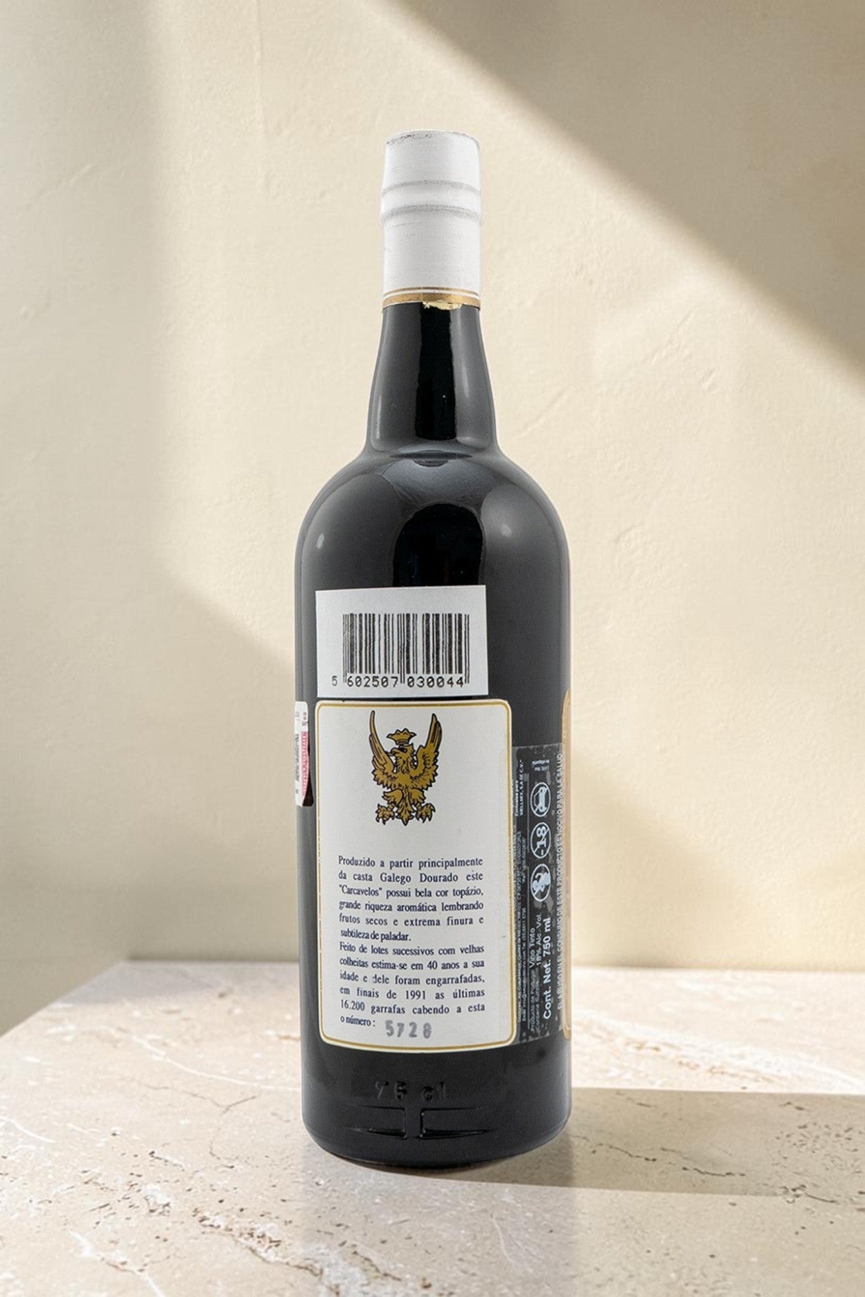 Botella de vino Quinta Da Bela Vista Doc Carcavelos de Wellnex con etiqueta trasera detallada y sello dorado