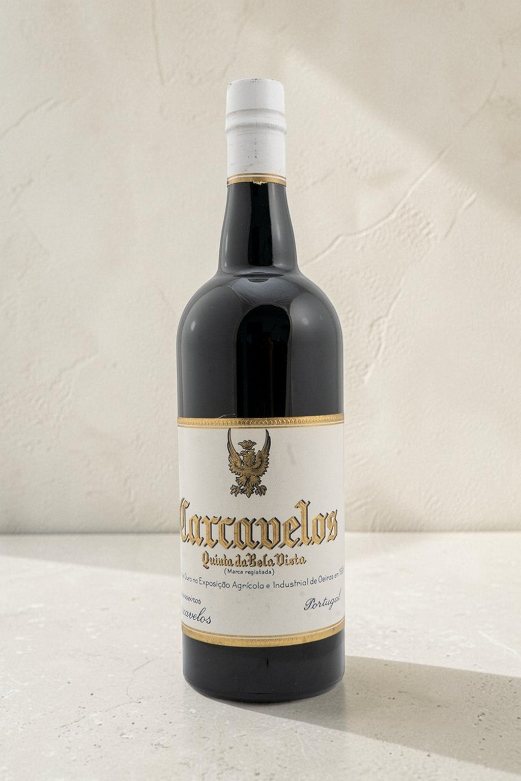 Botella de vino generoso Quinta Da Bela Vista DOC Carcavelos de Wellnex con etiqueta clásica y sello dorado
