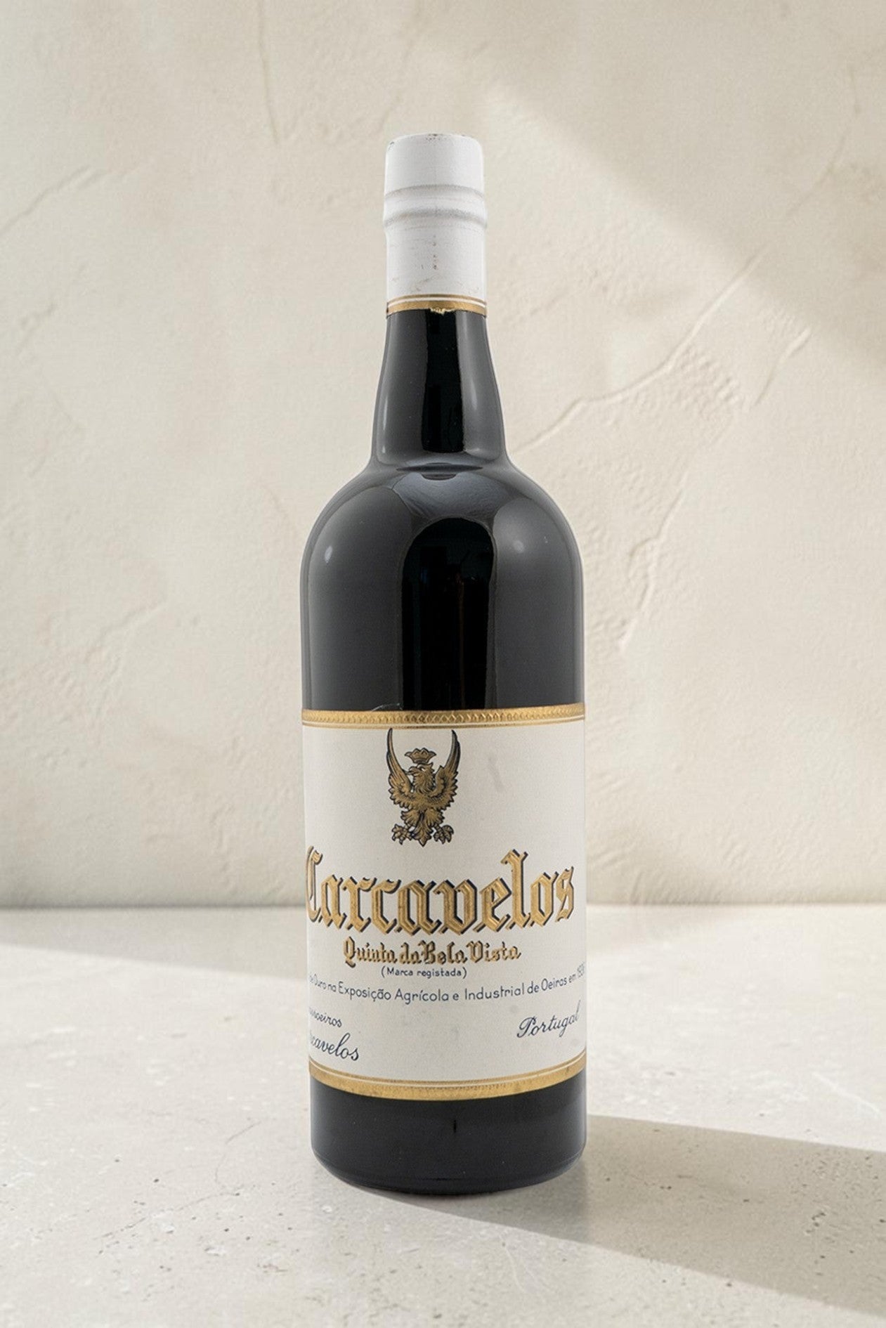 Botella de vino generoso Quinta Da Bela Vista DOC Carcavelos de Wellnex con etiqueta clásica y sello dorado