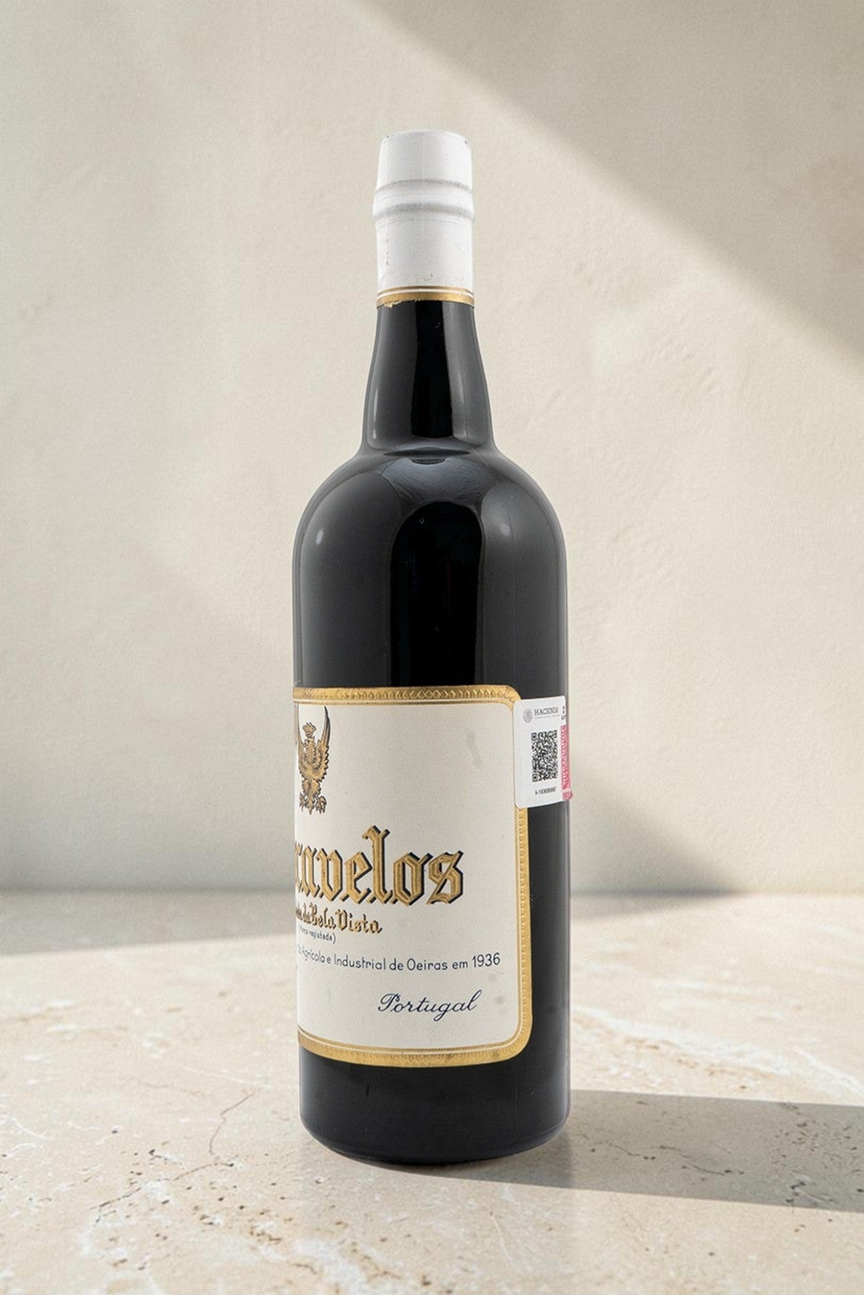 Botella de vino Quinta Da Bela Vista DOC Carcavelos de Wellnex con etiqueta clásica sobre fondo neutro