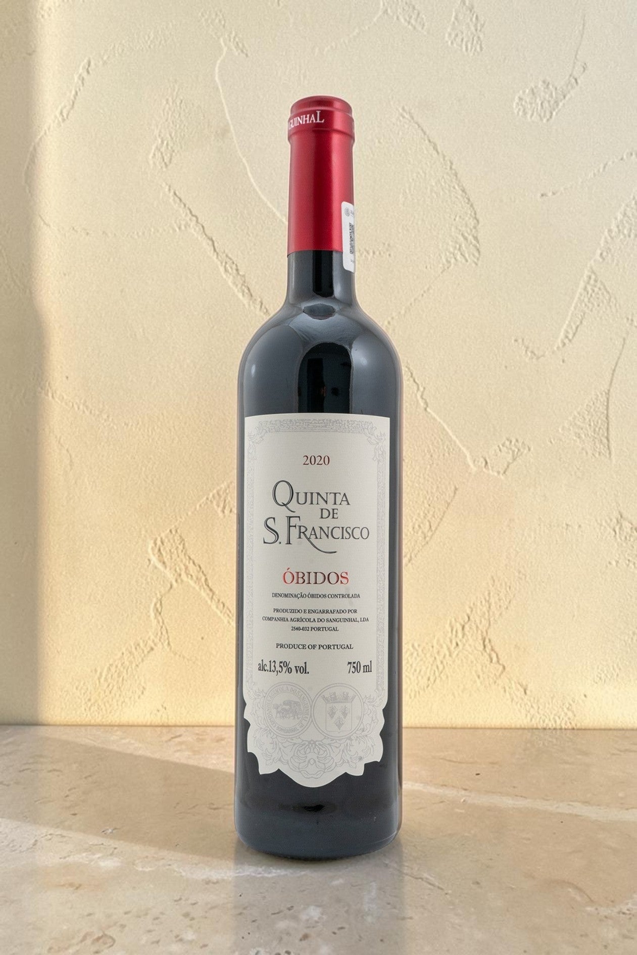 Botella de vino tinto Wellnex Quinta de San Francisco Obidos 2020 con etiqueta elegante y cápsula roja