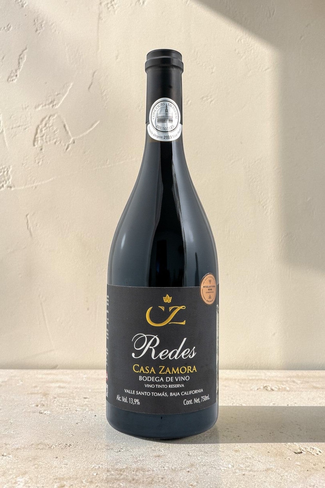 Botella de vino tinto Redes de Wellnex, reserva de Casa Zamora con etiqueta elegante sobre fondo neutro.