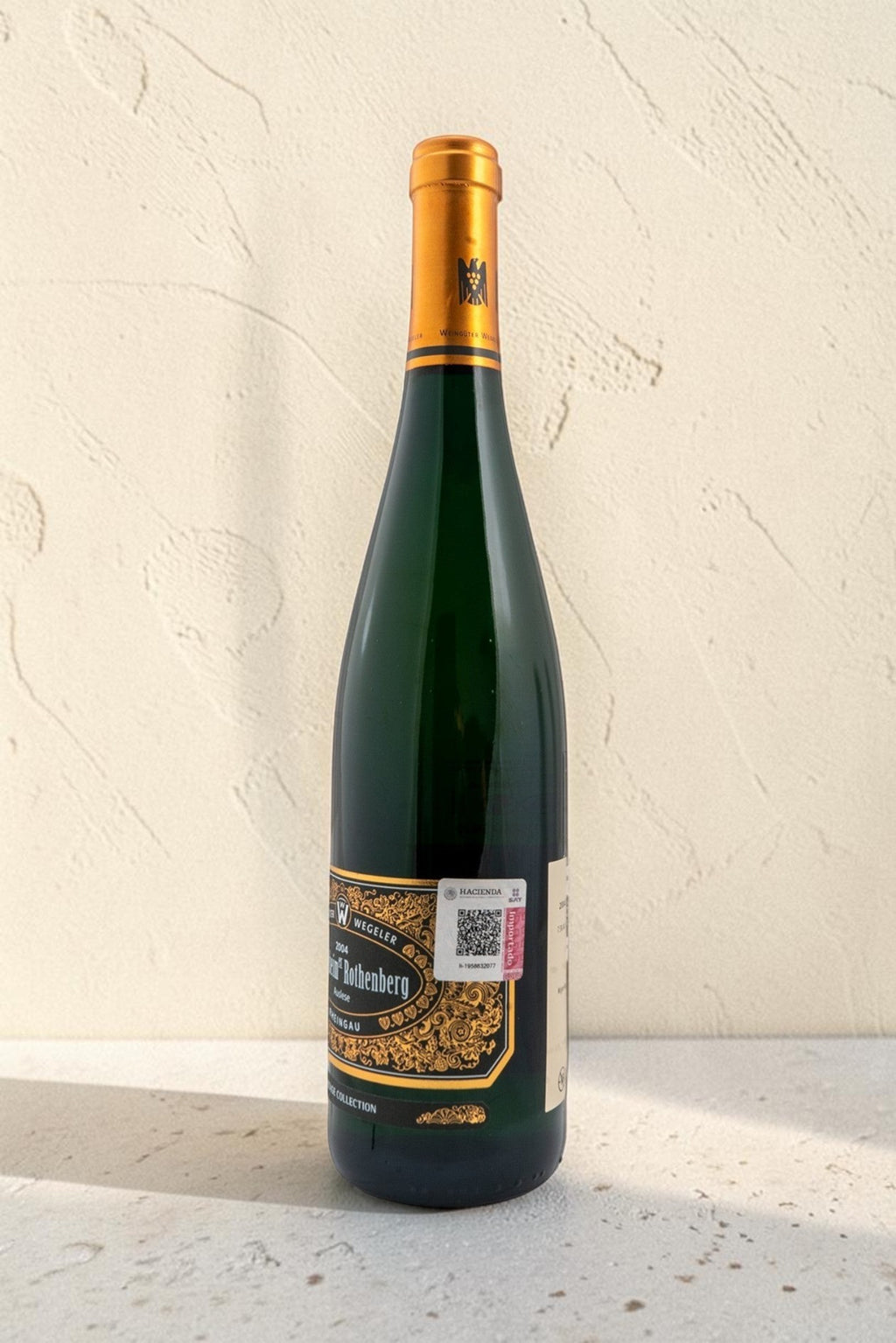 Botella de vino Wellnex Weingut Wegeler Riesling Auslese con etiqueta detallada y cápsula dorada sobre fondo claro
