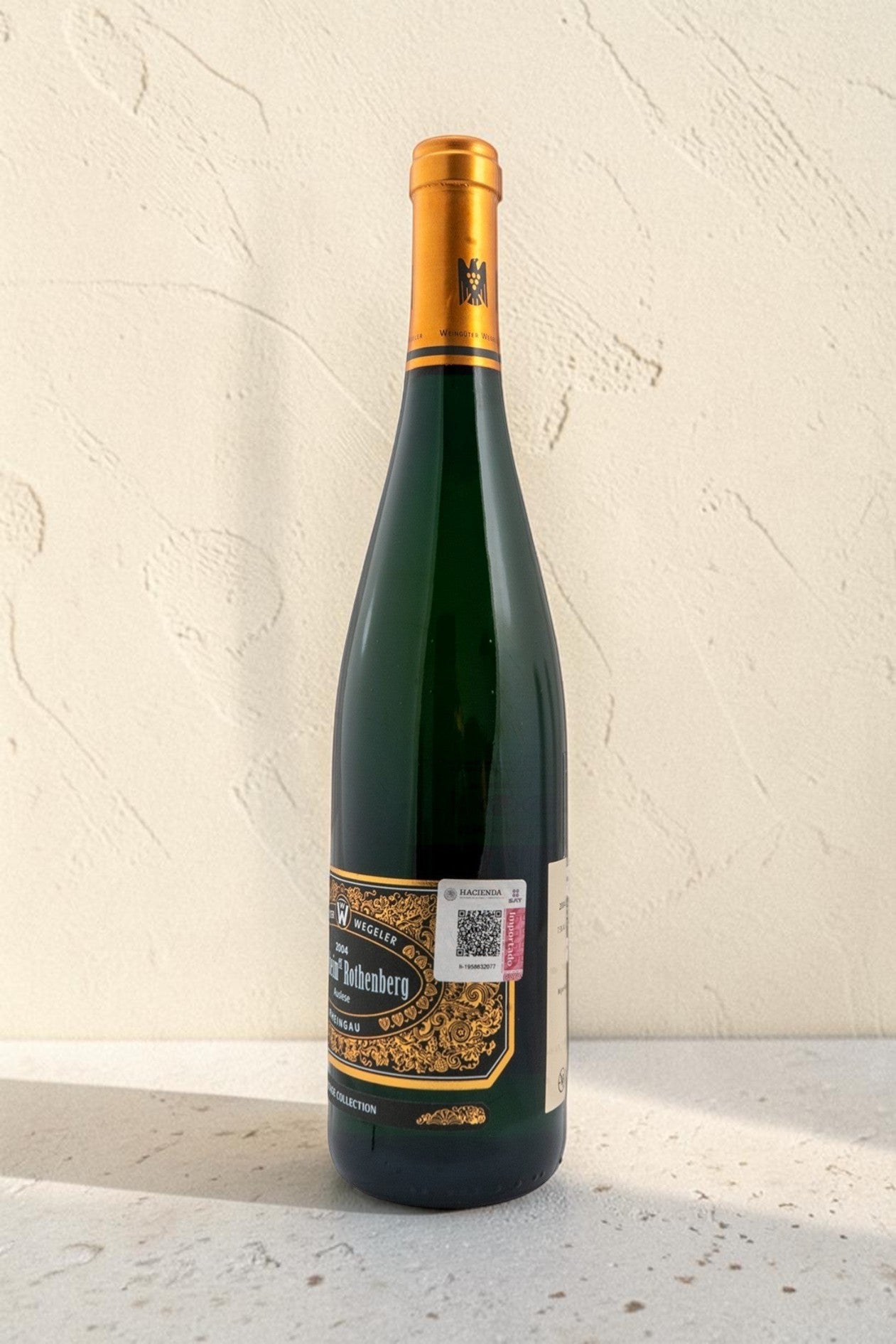 Botella de vino Wellnex Weingut Wegeler Riesling Auslese con etiqueta detallada y cápsula dorada sobre fondo claro