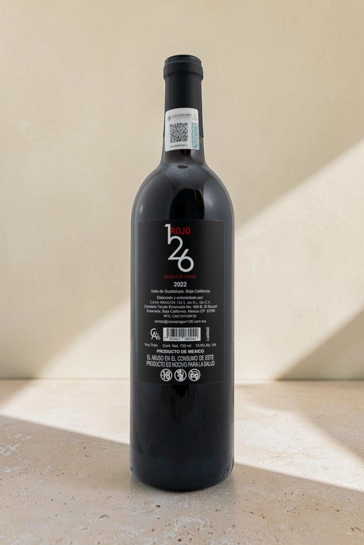 Botella de vino tinto Wellnex Rojo 126 Mezcla de Vinos con etiqueta trasera detallada sobre fondo neutro