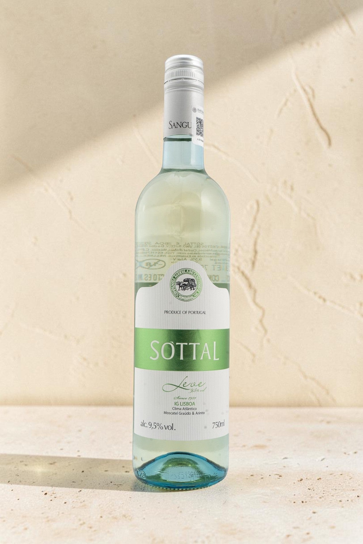 Botella de vino blanco Sanguinhal Sottal de Wellnex con etiqueta verde y blanca sobre fondo de piedra texturizada
