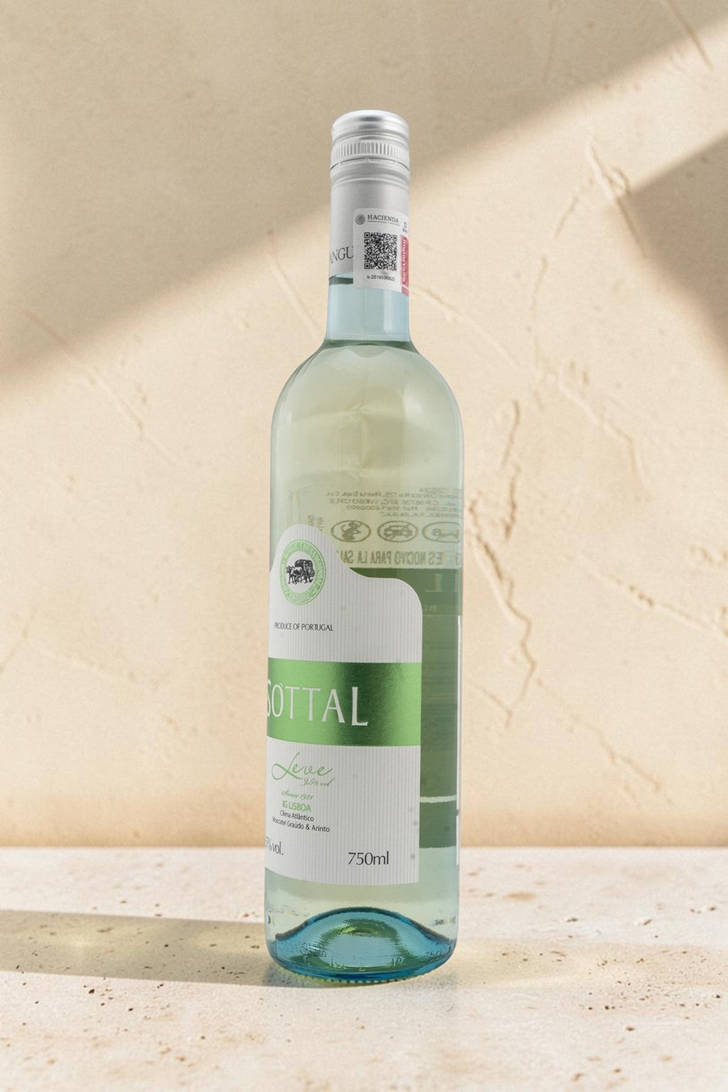 Botella de vino blanco Wellnex Sanguinhal Sottal con etiqueta verde, 750ml, sobre superficie de piedra clara.