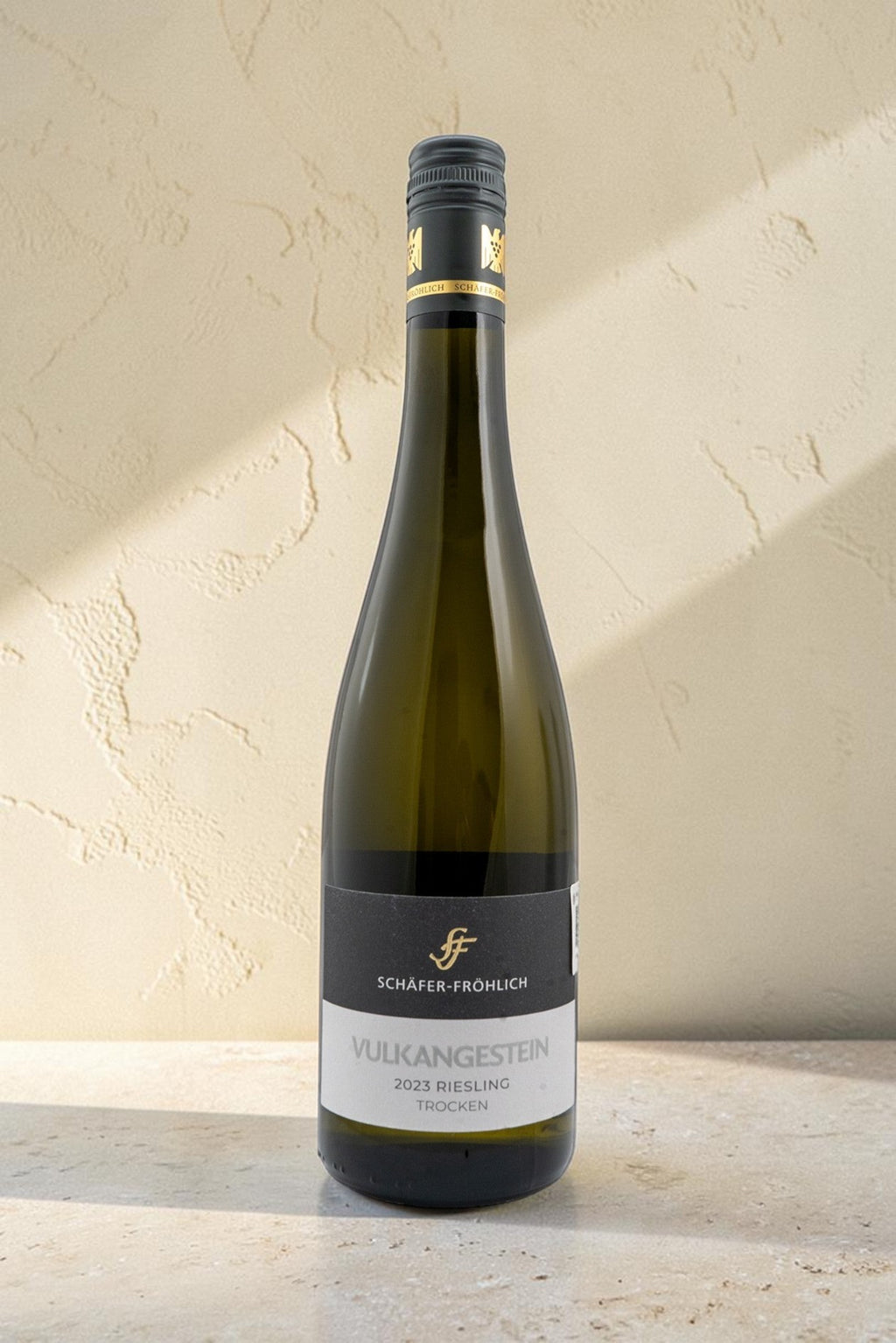 Botella de vino blanco Wellnex Schäfer Fröhlich Vulkangestein Riesling Trocken 2023 sobre fondo neutro