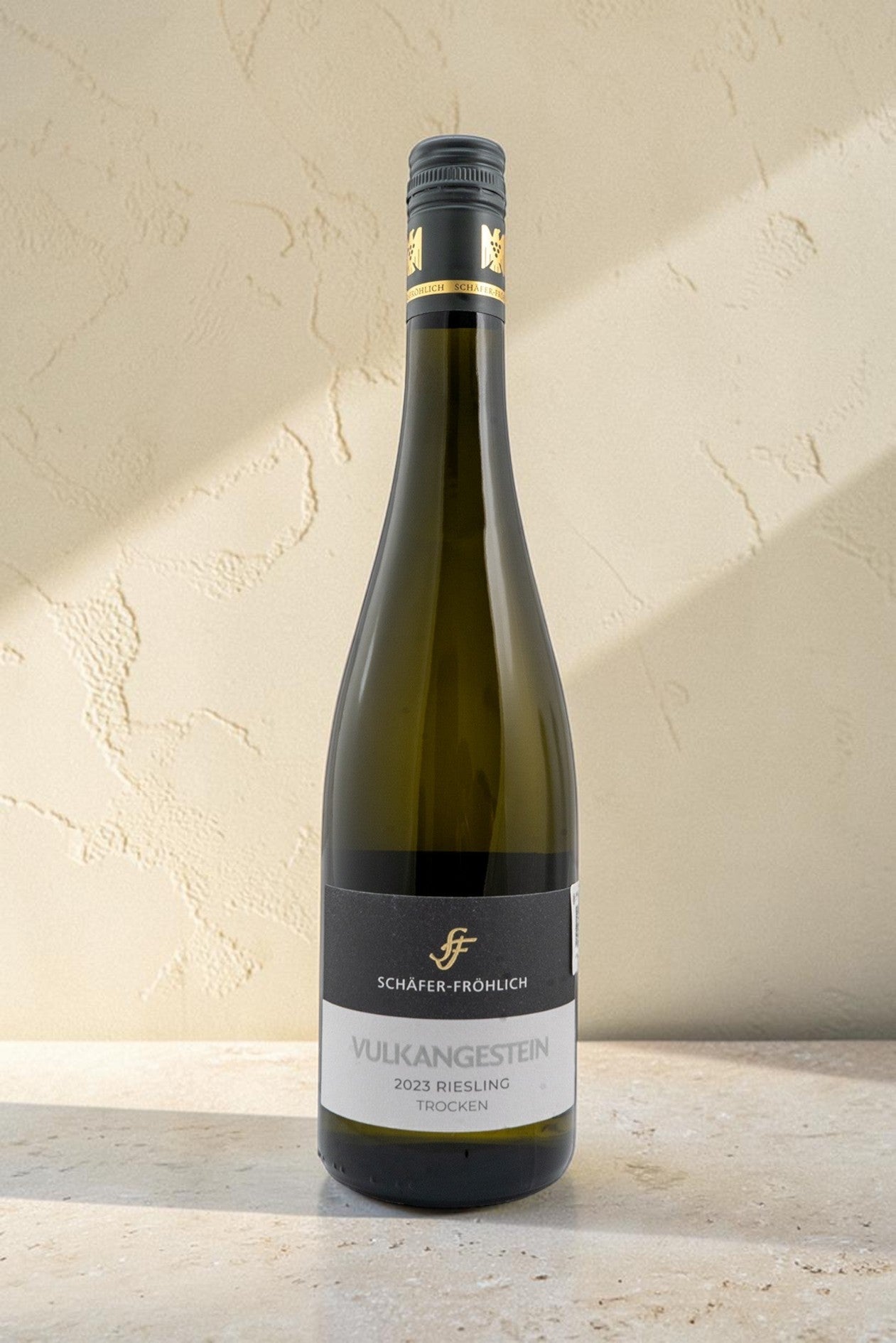 Botella de vino blanco Wellnex Schäfer Fröhlich Vulkangestein Riesling Trocken 2023 sobre fondo neutro