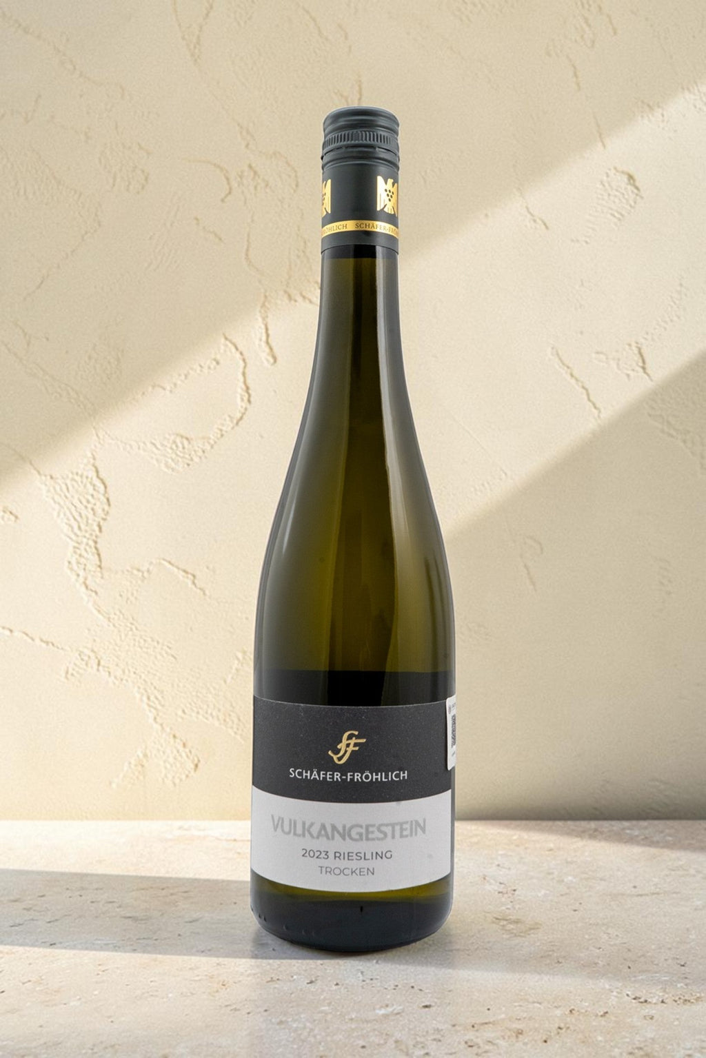 Botella de vino blanco Wellnex Schafer Frohlich Vulkangestein Riesling Trocken 2023 con etiqueta elegante