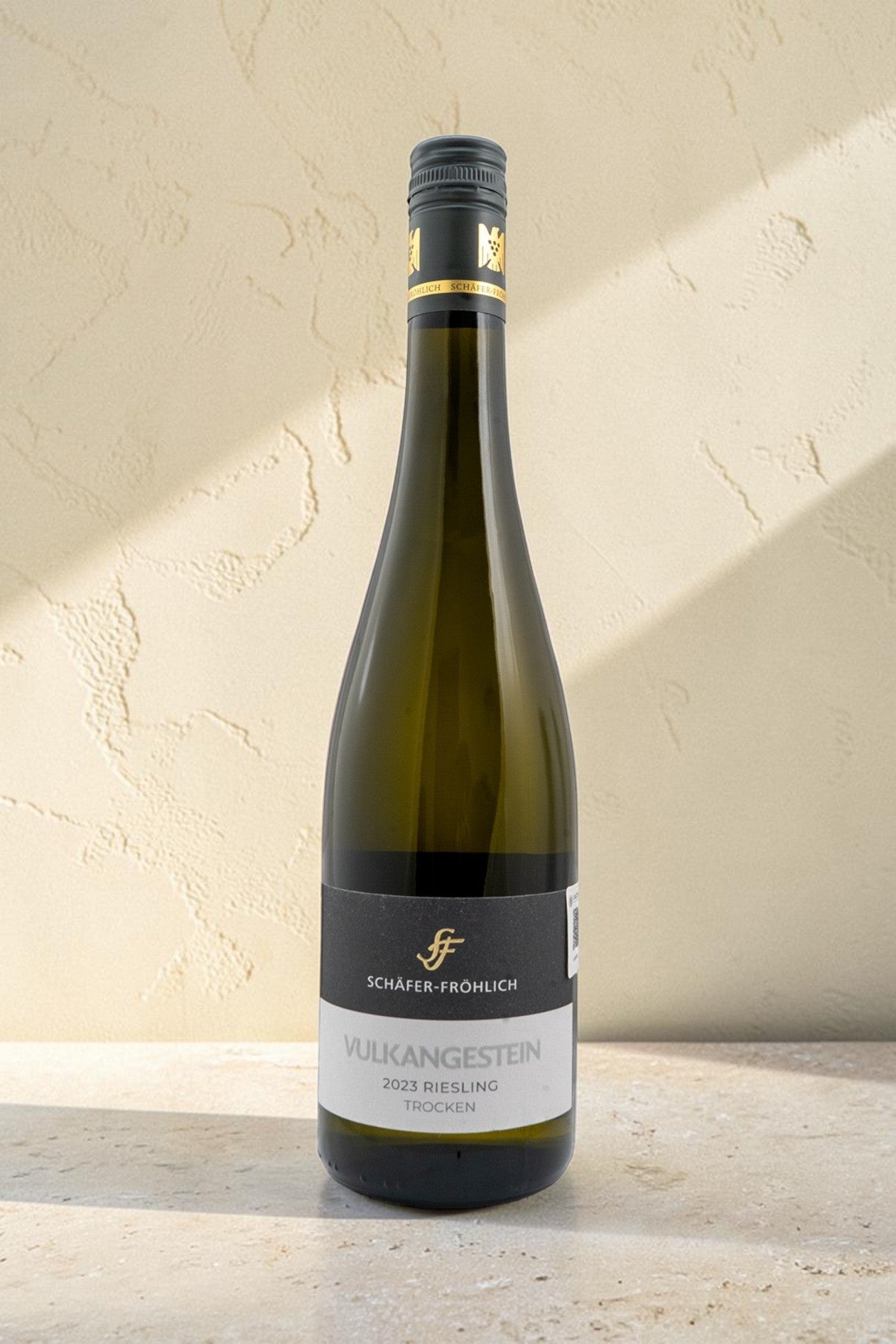 Botella de vino blanco Wellnex Schafer Frohlich Vulkangestein Riesling Trocken 2023 con etiqueta elegante