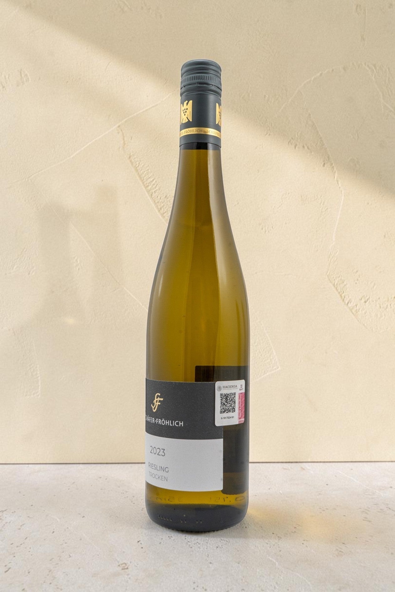 Botella de vino blanco Wellnex Schafer Frohlich Riesling Trocken 2023 con etiqueta elegante sobre fondo neutro