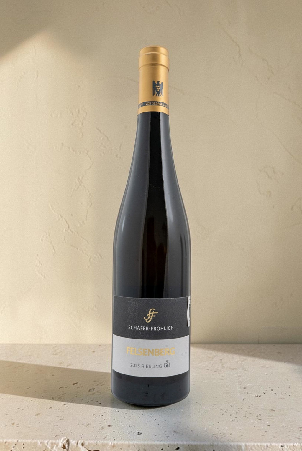 Botella de vino blanco Wellnex Schafer Frohlich Felsenberg Riesling Trocken 2023 con etiqueta elegante sobre fondo neutro