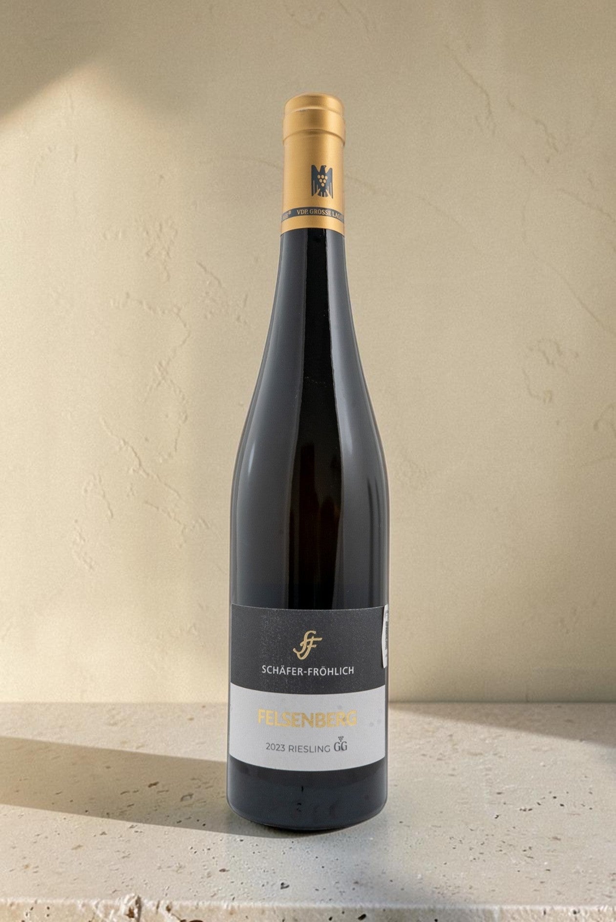 Botella de vino blanco Wellnex Schafer Frohlich Felsenberg Riesling Trocken 2023 con etiqueta elegante sobre fondo neutro