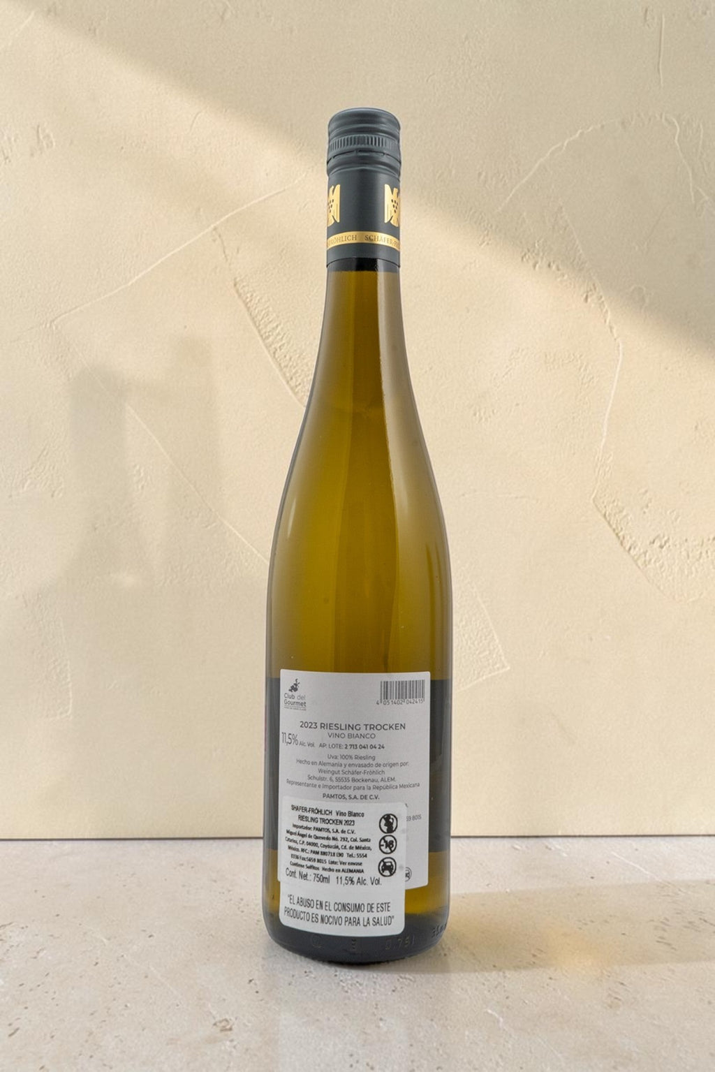 Botella de vino blanco Wellnex Schafer Frohlich Riesling Trocken con etiqueta informativa sobre fondo claro