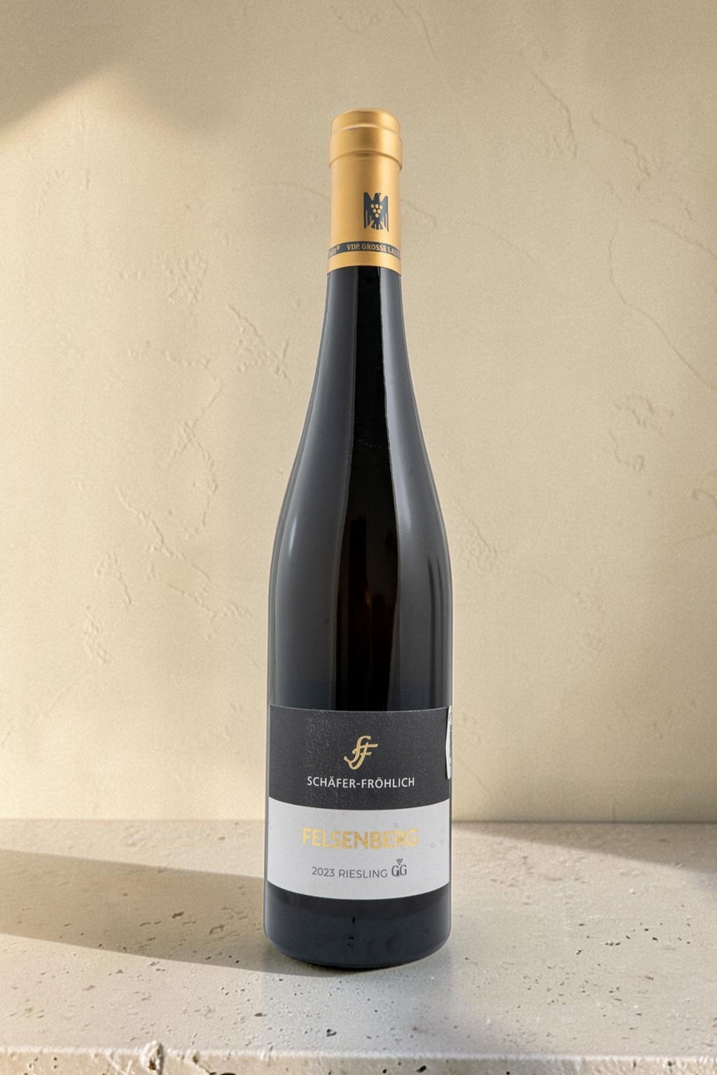 Botella de vino blanco Wellnex Schafer Frohlich Felsenberg Riesling Trocken 2023 con etiqueta elegante y fondo neutro