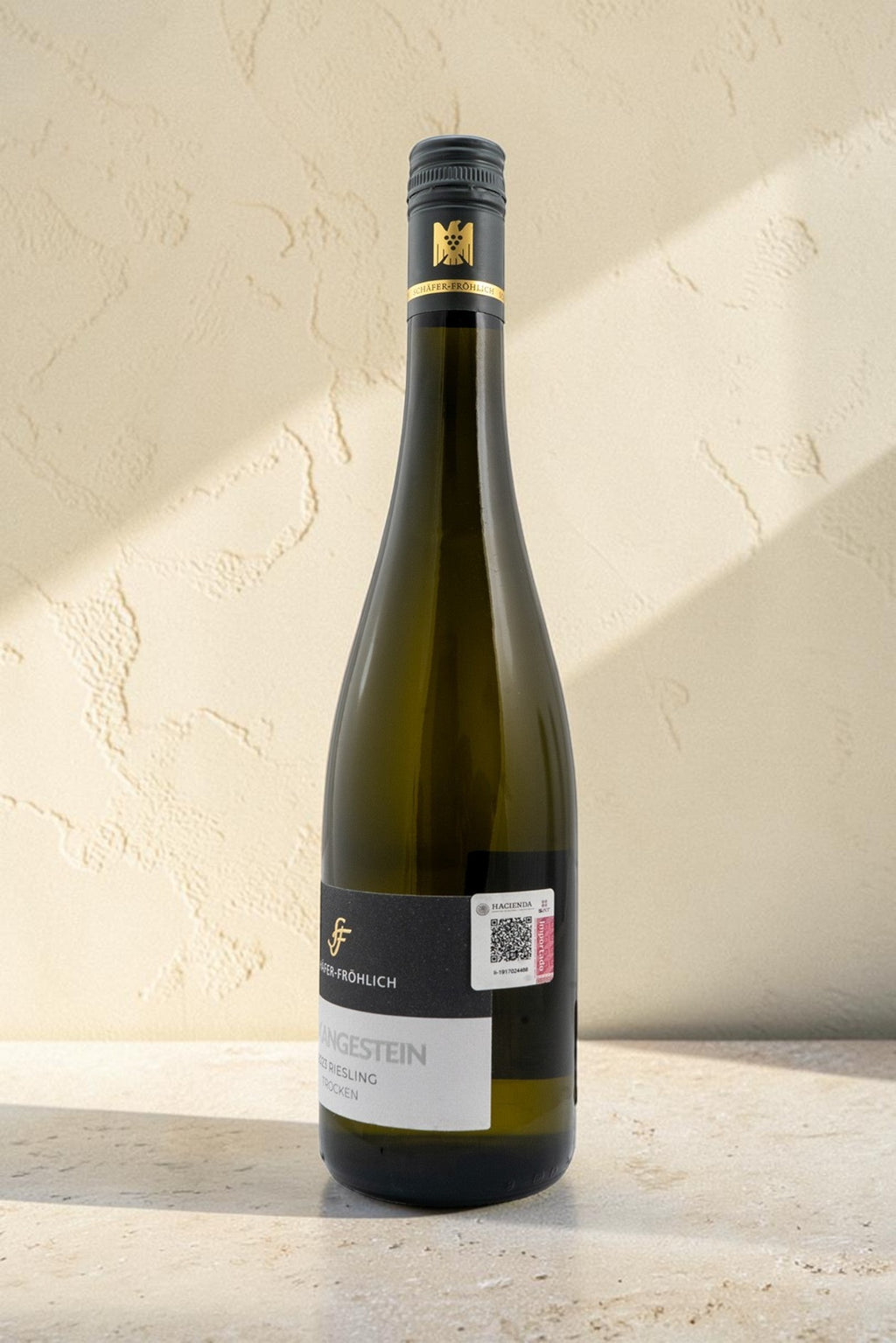 Botella de vino blanco Wellnex Schafer Frohlich Vulkangestein Riesling Trocken sobre fondo neutro