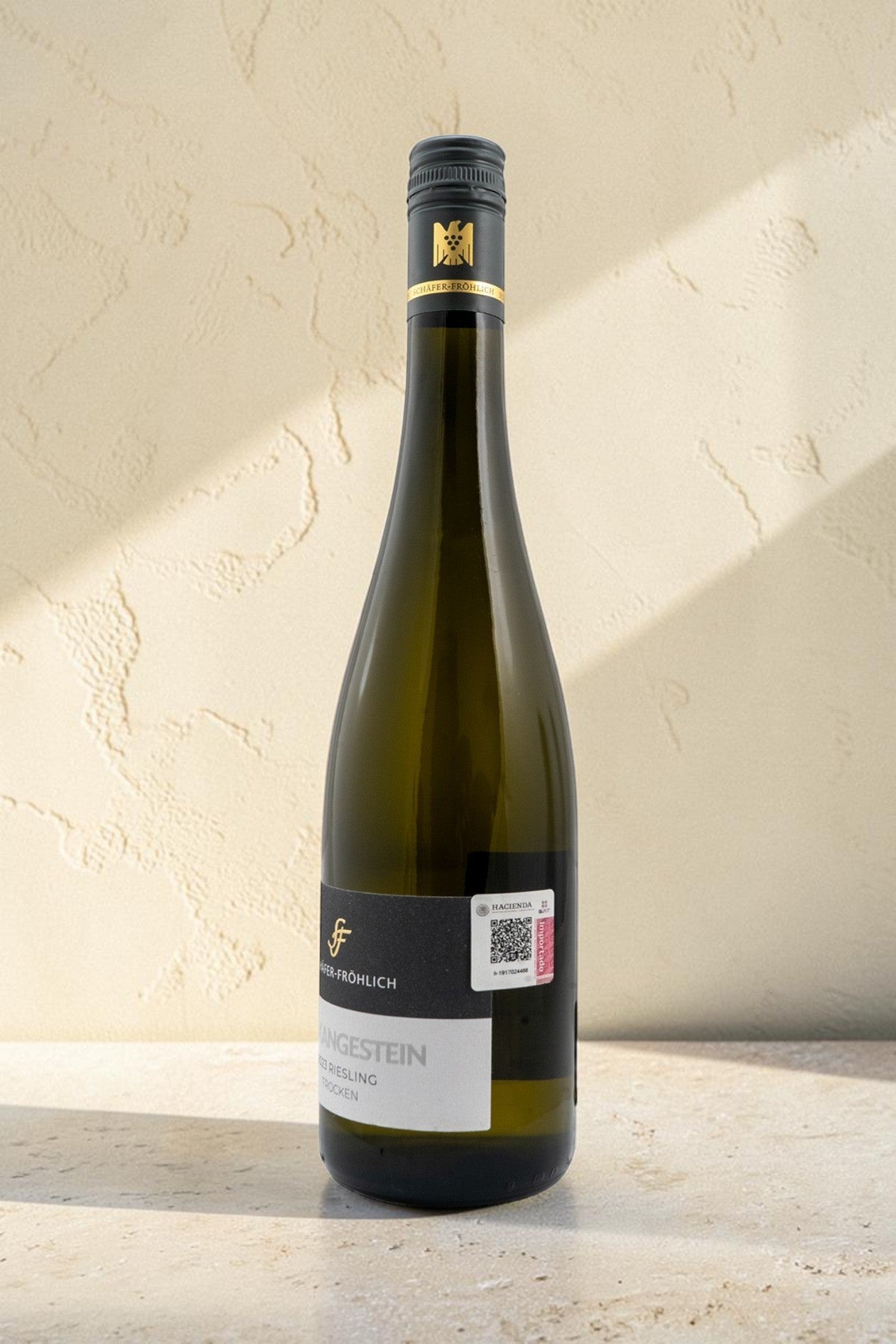 Botella de vino blanco Wellnex Schafer Frohlich Vulkangestein Riesling Trocken sobre fondo neutro
