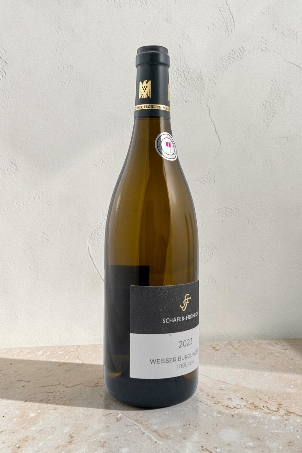 Botella de vino blanco Wellnex Schafer Frohlich Weisser Burgunder S Trocken 2023 con etiqueta elegante