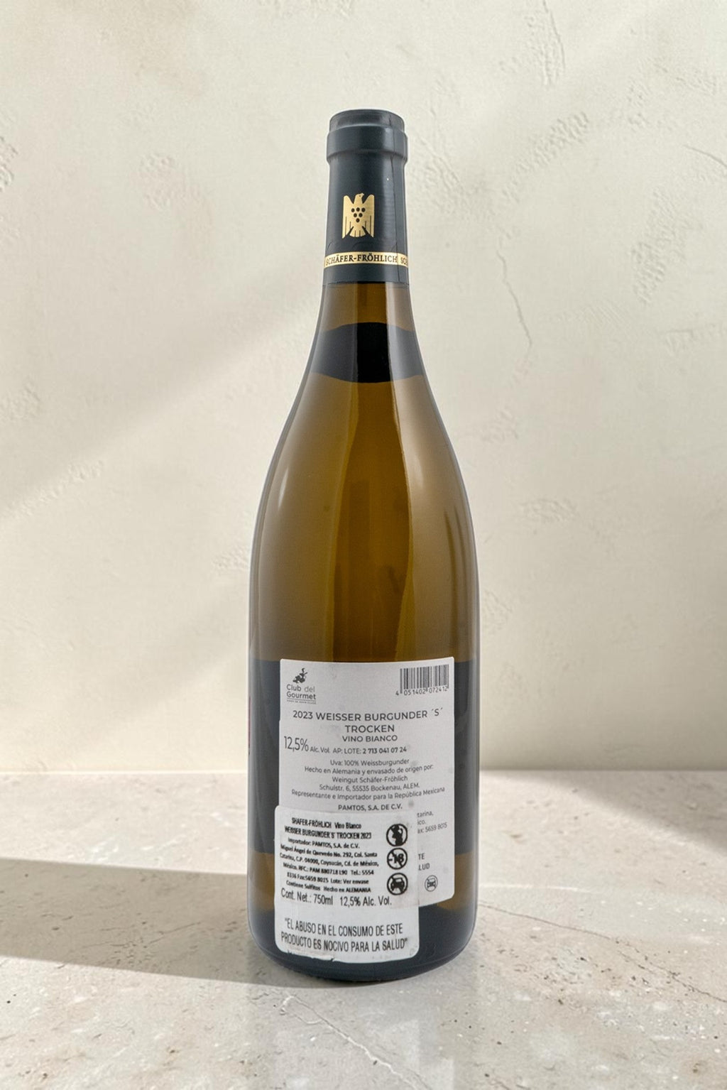 Botella de vino blanco Wellnex Schafer Frohlich Weisser Burgunder S Trocken con etiqueta trasera informativa
