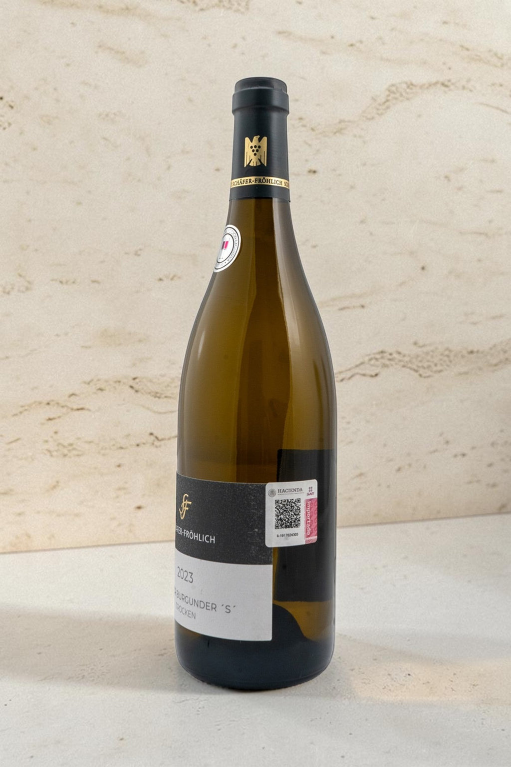 Botella de vino blanco Schafer Frohlich VB Weisser Burgunder S Trocken 2023 de Wellnex sobre fondo neutro