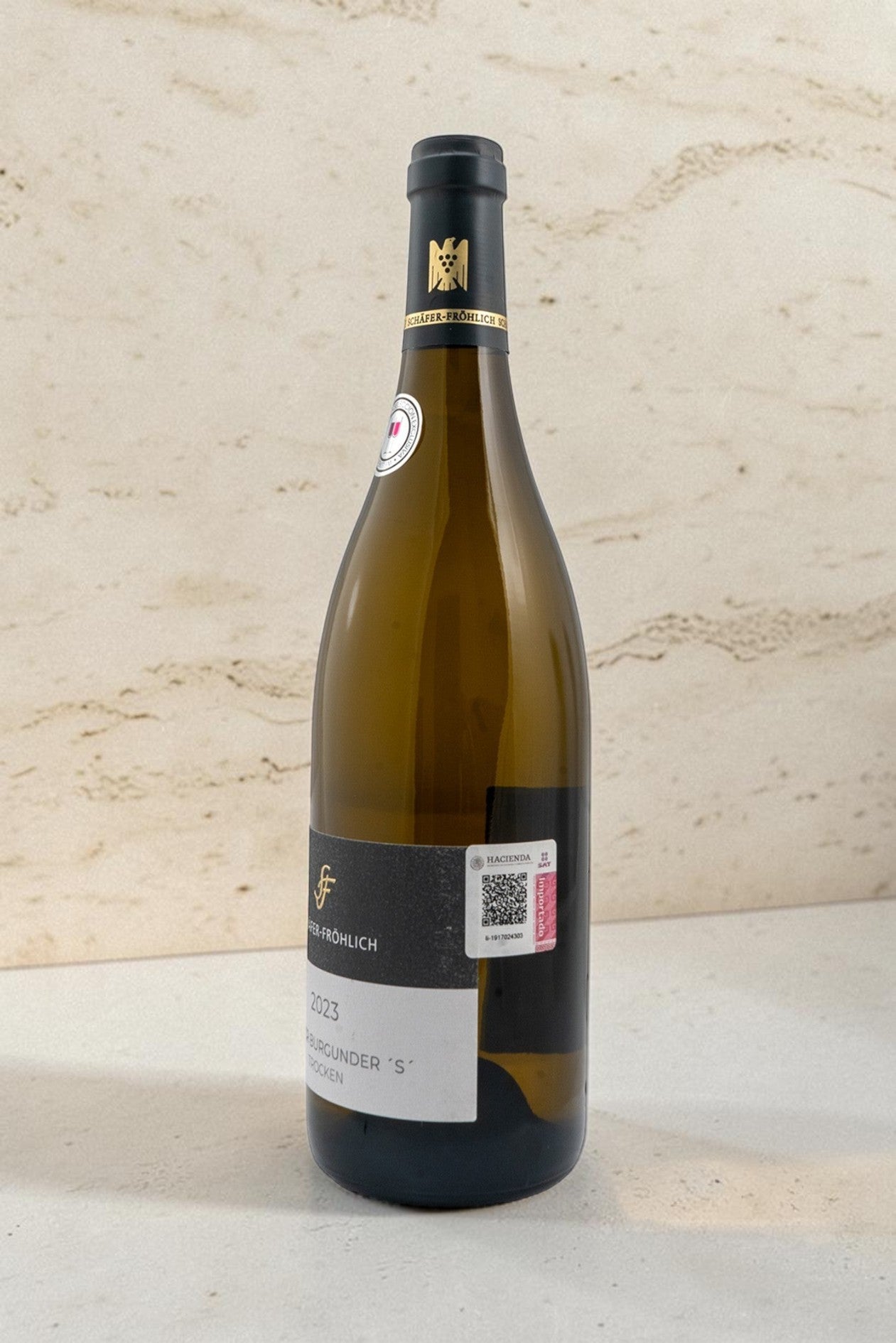 Botella de vino blanco Schafer Frohlich VB Weisser Burgunder S Trocken 2023 de Wellnex sobre fondo neutro