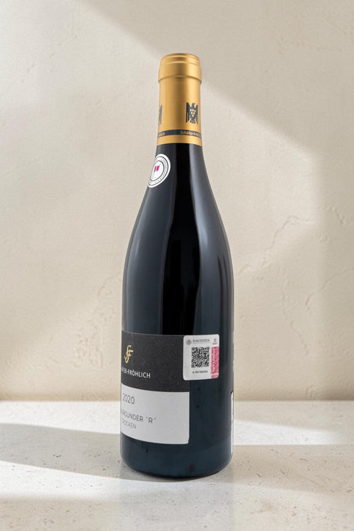 Botella de vino tinto Wellnex Schafer Frohlich Spatburgunder R Trocken con etiqueta elegante sobre fondo neutro