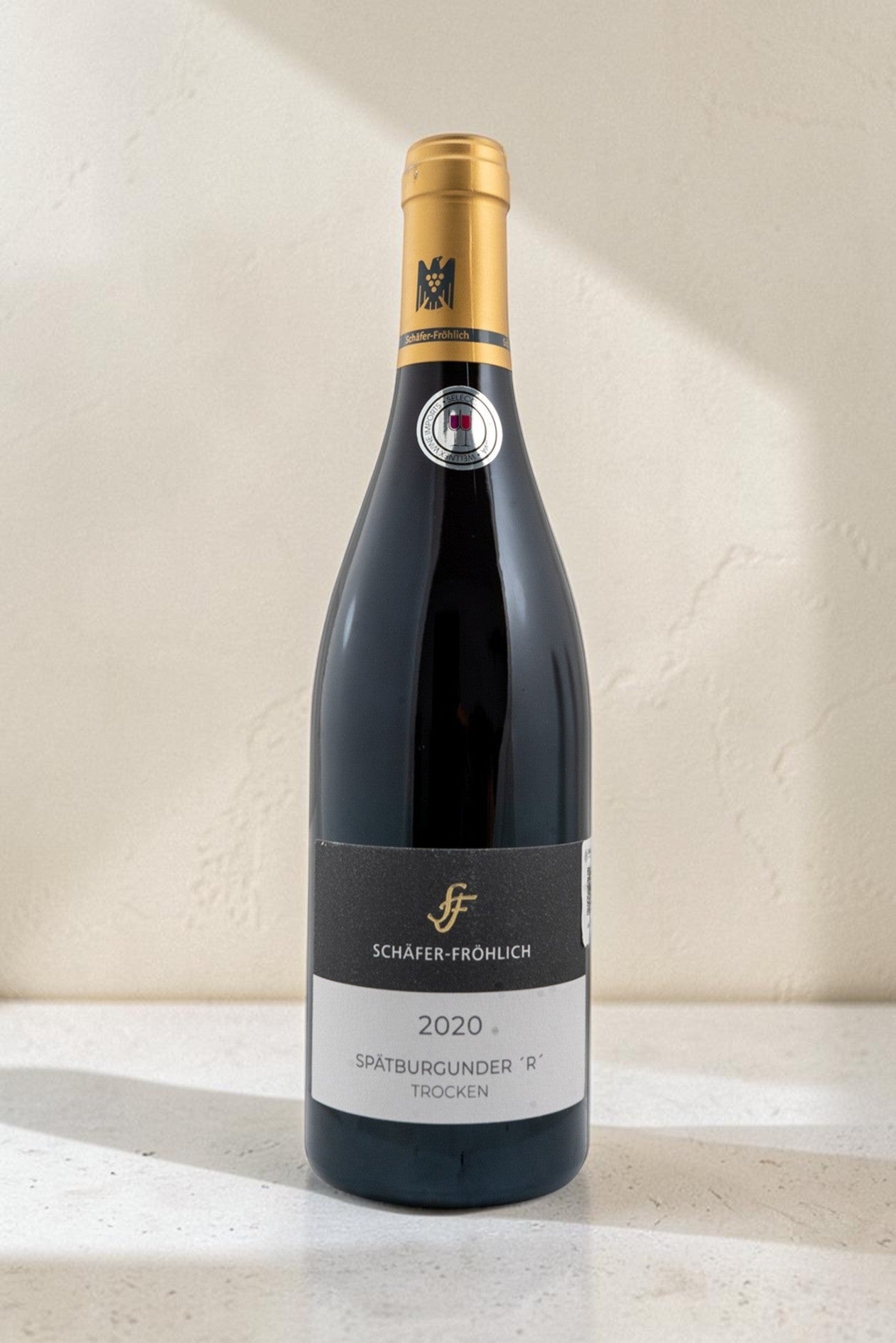 Botella de vino tinto Wellnex Schafer Frohlich Spatburgunder R Trocken 2020 con etiqueta elegante y tonos oscuros