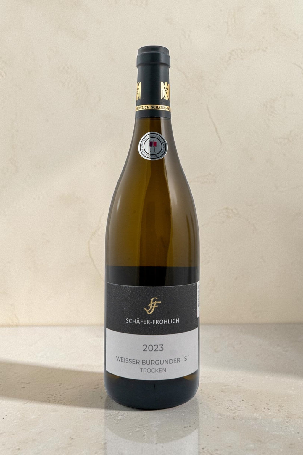 Botella de vino blanco Wellnex Schafer Frohlich Weisser Burgunder S Trocken 2023 sobre fondo neutro